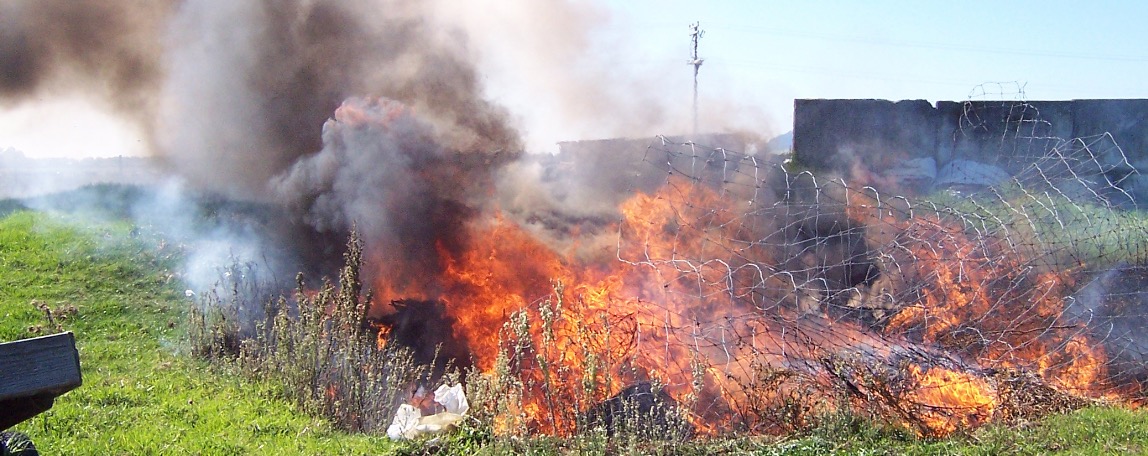 Do it online Pollution Hotline Complete our online form, or phone the Pollution Hotline 24/7 on 0800 884 883.