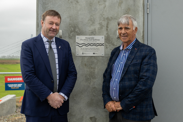 Associate Regional Development Minister Mark Patterson and Bay of Plenty Regional Council Chair Doug Leeder unveil a plaque on the new Rangitāiki Spillway.